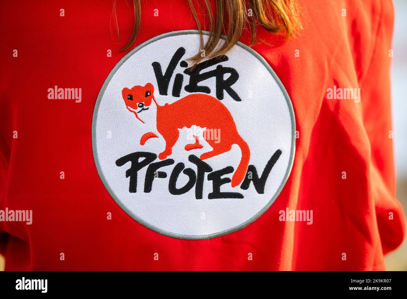 Berlin, Allemagne. 29th octobre 2022. Une femme porte une veste avec le logo de la fondation de protection des animaux Vier Pfoten. La fondation pour la protection des animaux veut attirer l'attention sur l'influence de la protection des animaux sur la protection du climat avec une action à la porte de Brandebourg dans la période qui a suivi la Conférence des Nations Unies sur le climat COP27. Credit: Christophe bateau/dpa/Alay Live News Banque D'Images