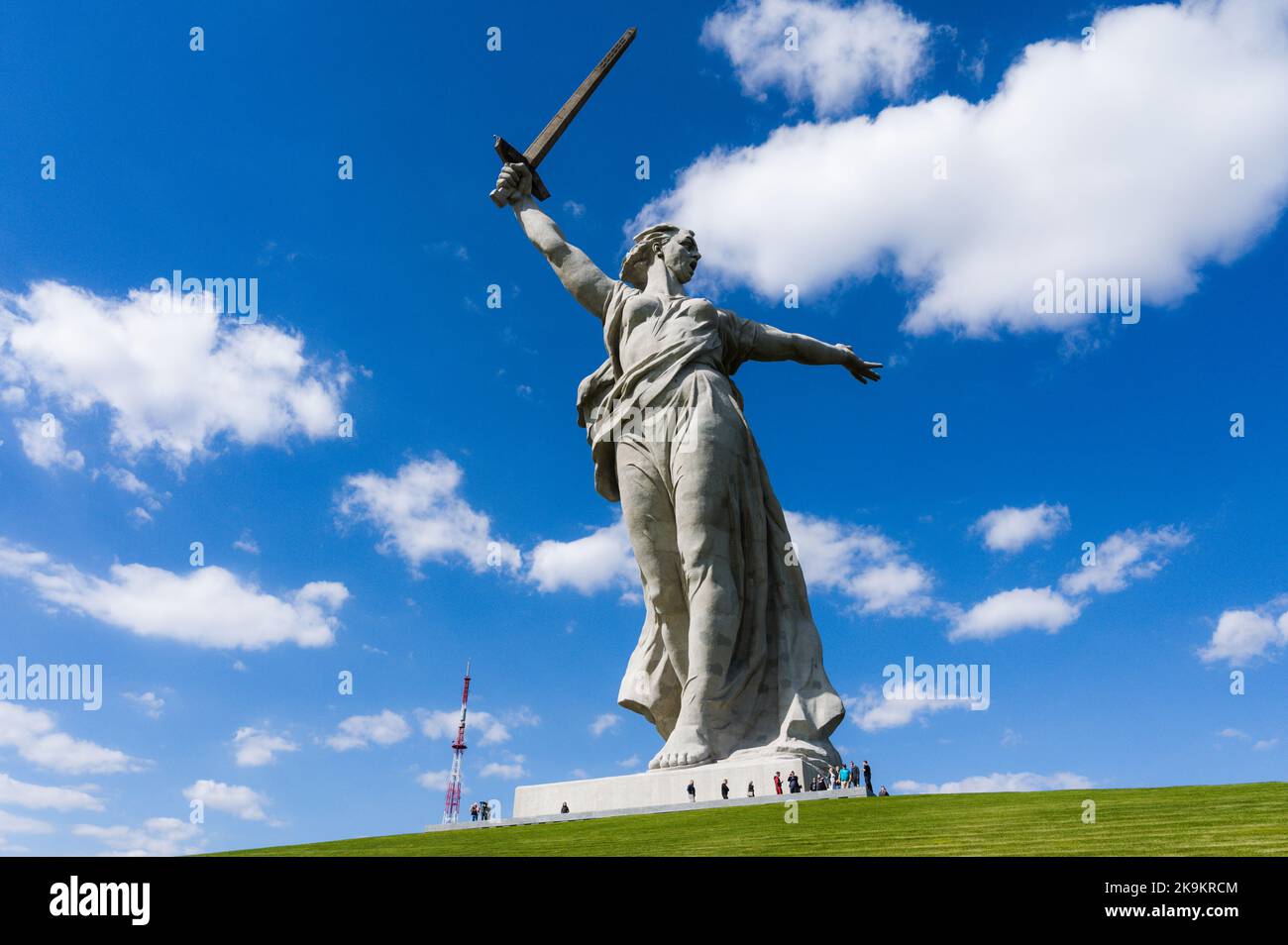 Statue « les appels de la mère patrie » (Rodina-Mat) sur la colline de Mamaev à Volgograd, Russie. Ciel bleu avec des nuages sur l'arrière-plan. Banque D'Images Statue « les appels de la mère patrie » (Rodina-Mat) sur la colline de Mamaev à Volgograd, Russie. Ciel bleu avec des nuages sur l'arrière-plan. Banque D'Images
