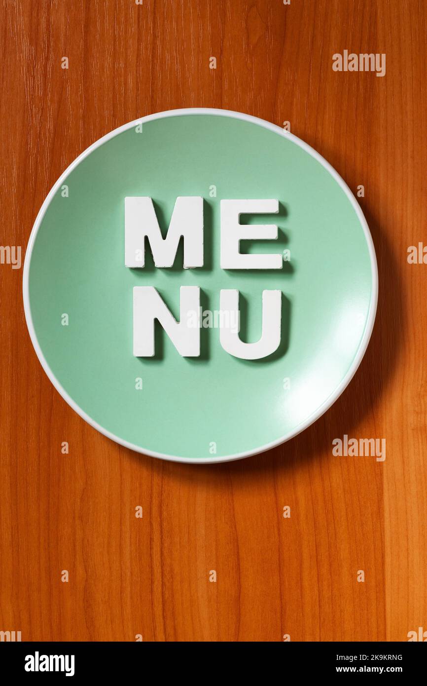 Menu - plaque avec texte sur la table Banque D'Images