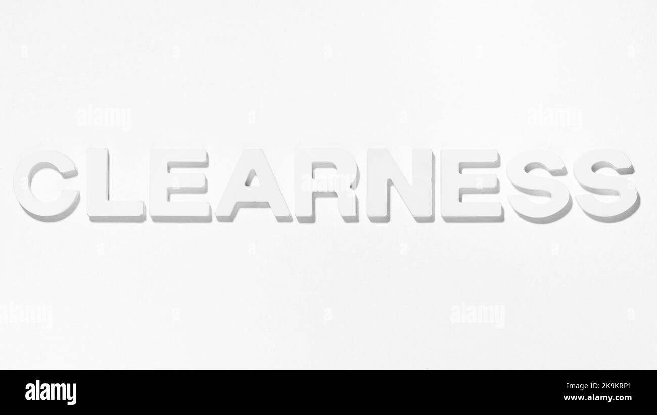 Clearness - un seul mot parmi l'espace vide blanc. Photographie en noir et blanc Banque D'Images