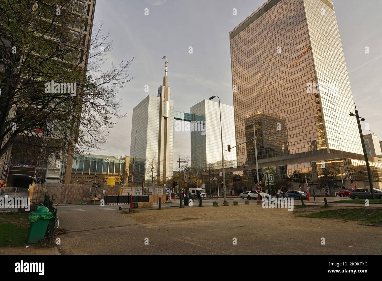 Bruxelles, Brabant, Belgique 10 28 2022 : gros plan streetview sur le gratte-ciel à deux tours Proximus Belgacm à Bruxelles Banque D'Images