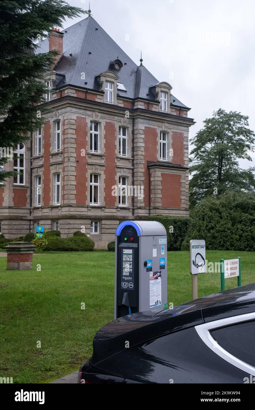 Sarreguemines, France - 02 octobre 2022 : château d'Utzschneider. Un plan statique d'un solide noir Tesla modèle 3 double moteur de charge à la Freshmile AC chargi Banque D'Images