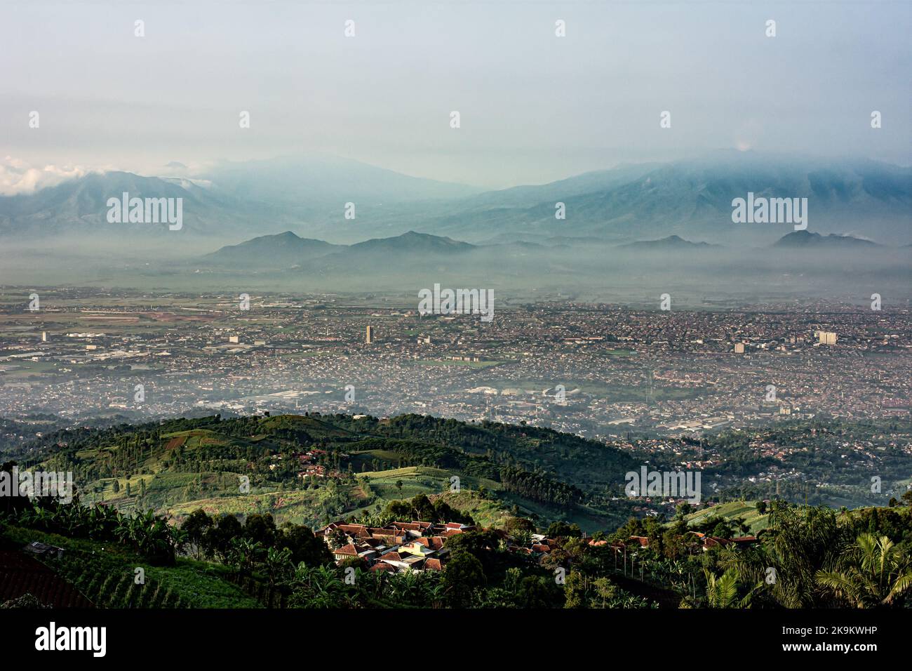 Cette photo a été prise à l'aide d'un drone professionnel, qui capture la beauté du paysage d'une perspective vraiment élevée. Banque D'Images
