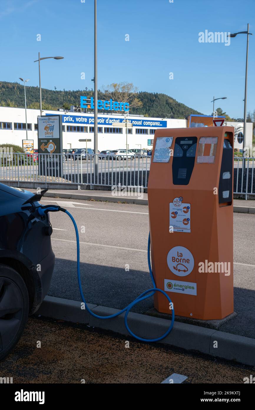 Bruyères, France - 22 octobre 2022 : un cliché statique d'un double moteur noir solide Tesla modèle 3 chargé à la station de charge c.a. E.Leclerc dans une autu ensoleillée Banque D'Images