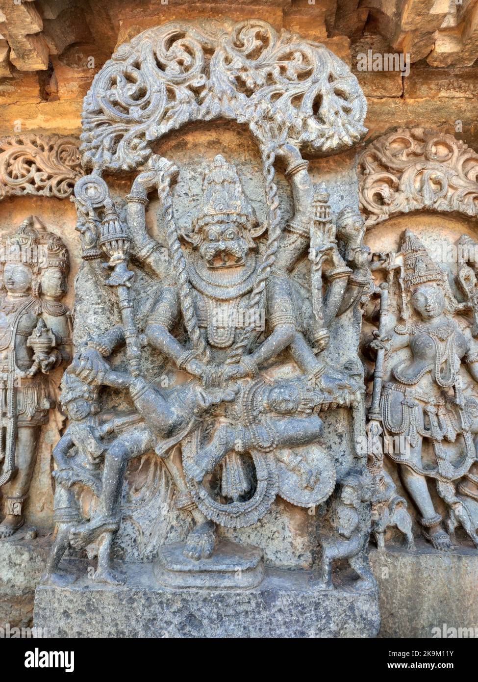 Sculpture d'avatar Ugra Narasimha au temple Hoysaleswara, style Hoysala, Halebidu, Inde Banque D'Images