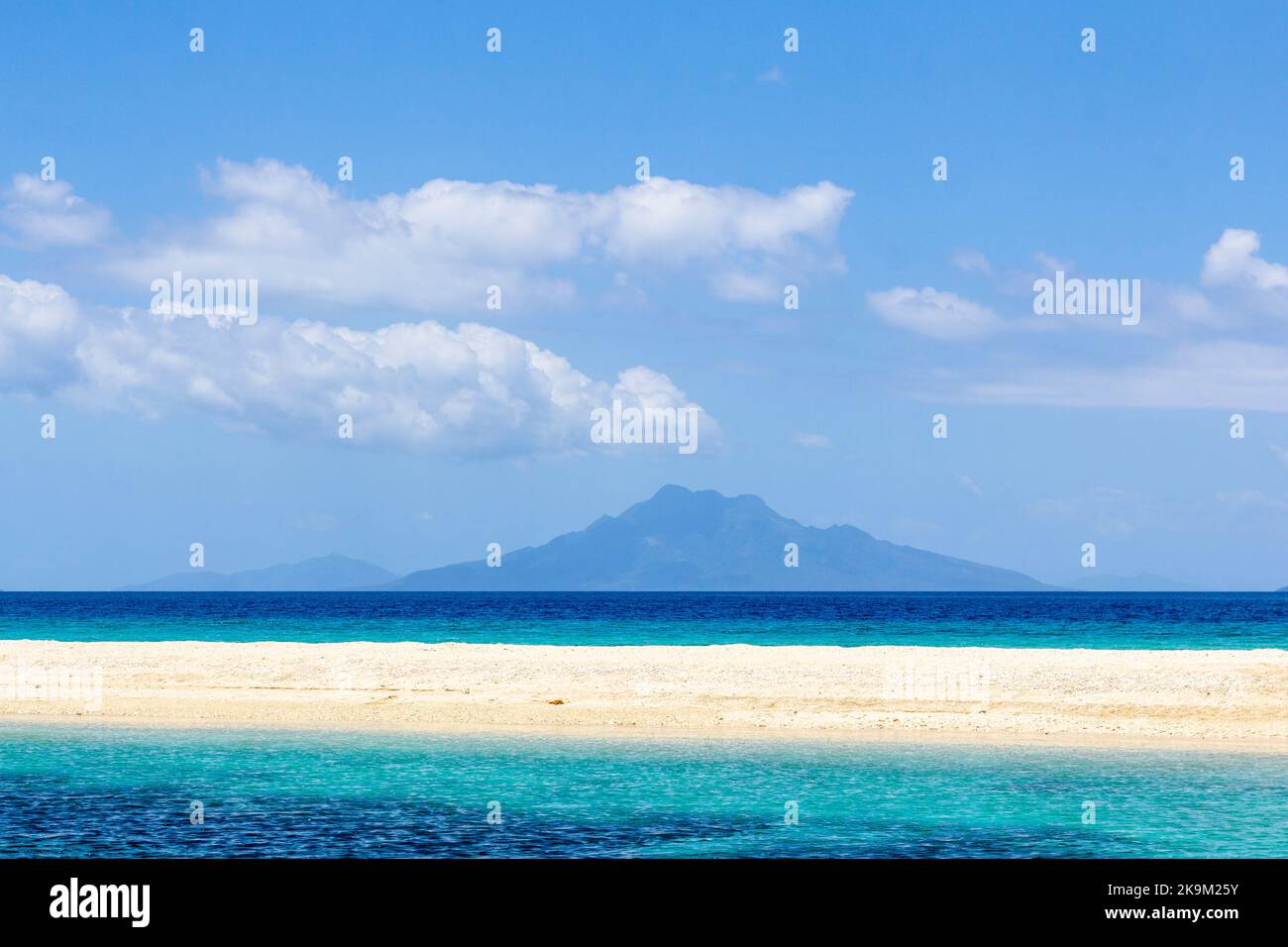 Une barre de sable blanc à Higatangan Island à Biliran, Philippines Banque D'Images