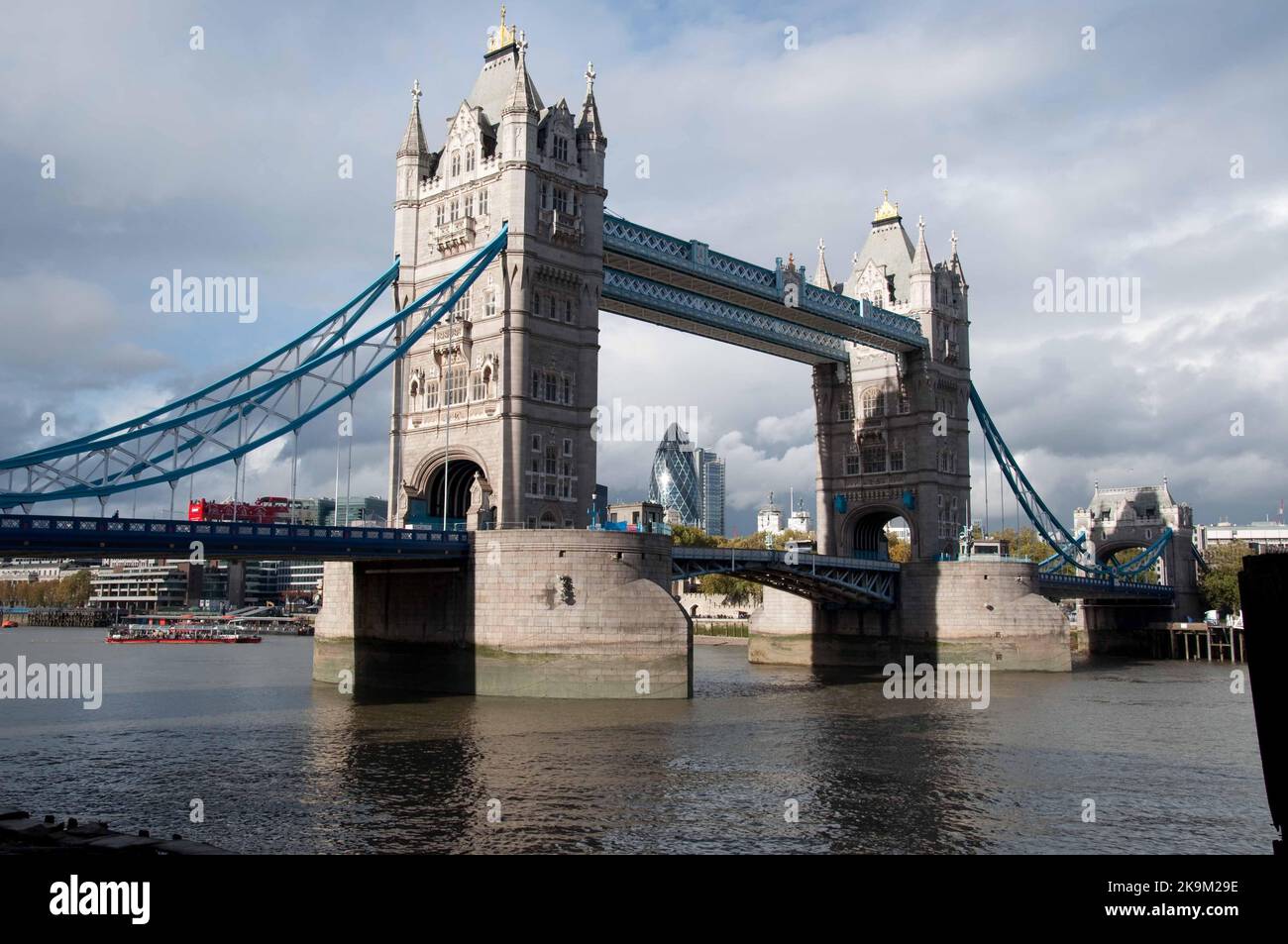 Tower Bridge et le Gherkin ; Londres, Royaume-Uni Banque D'Images