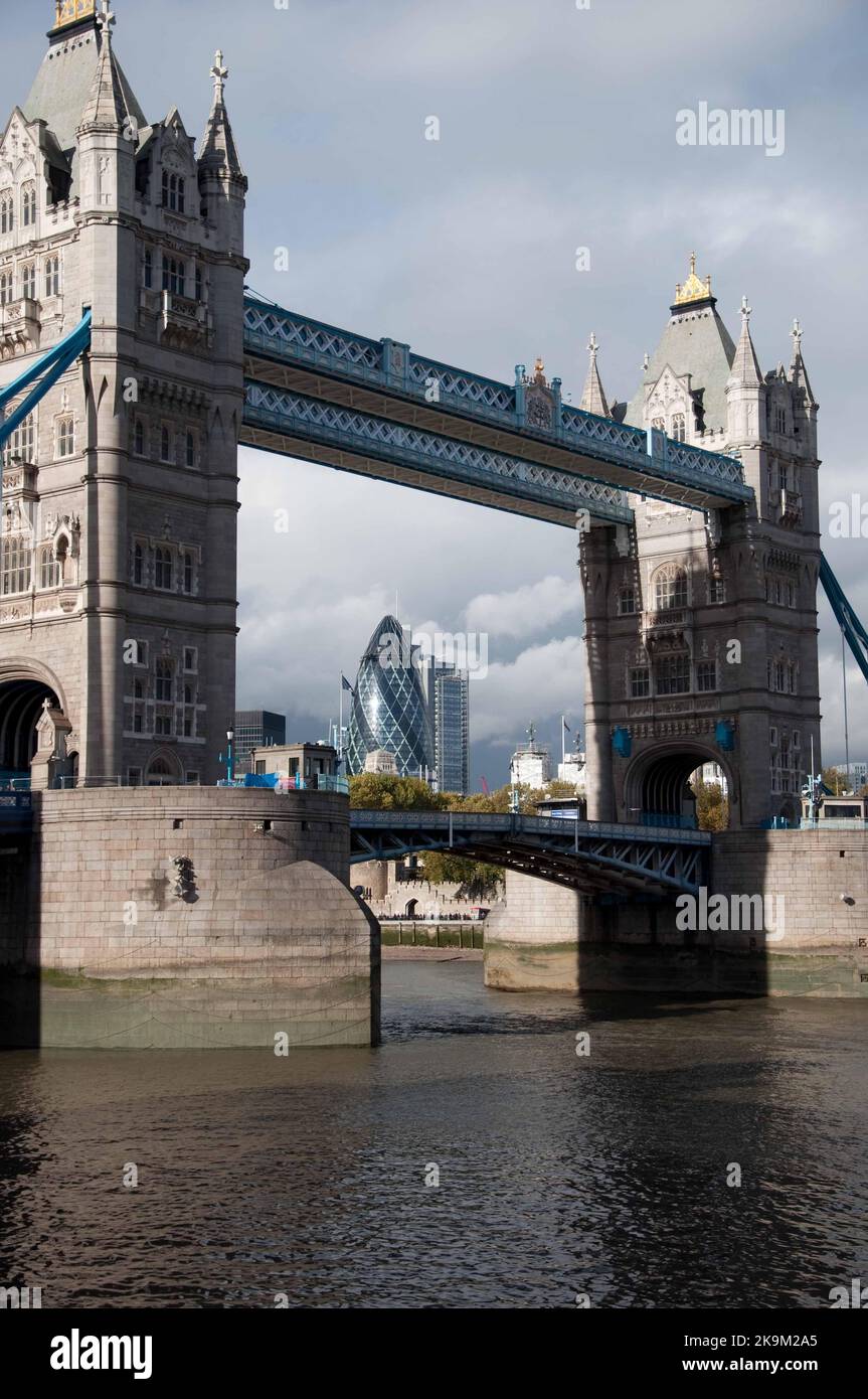 Tower Bridge et le Gherkin ; Londres, Royaume-Uni Banque D'Images