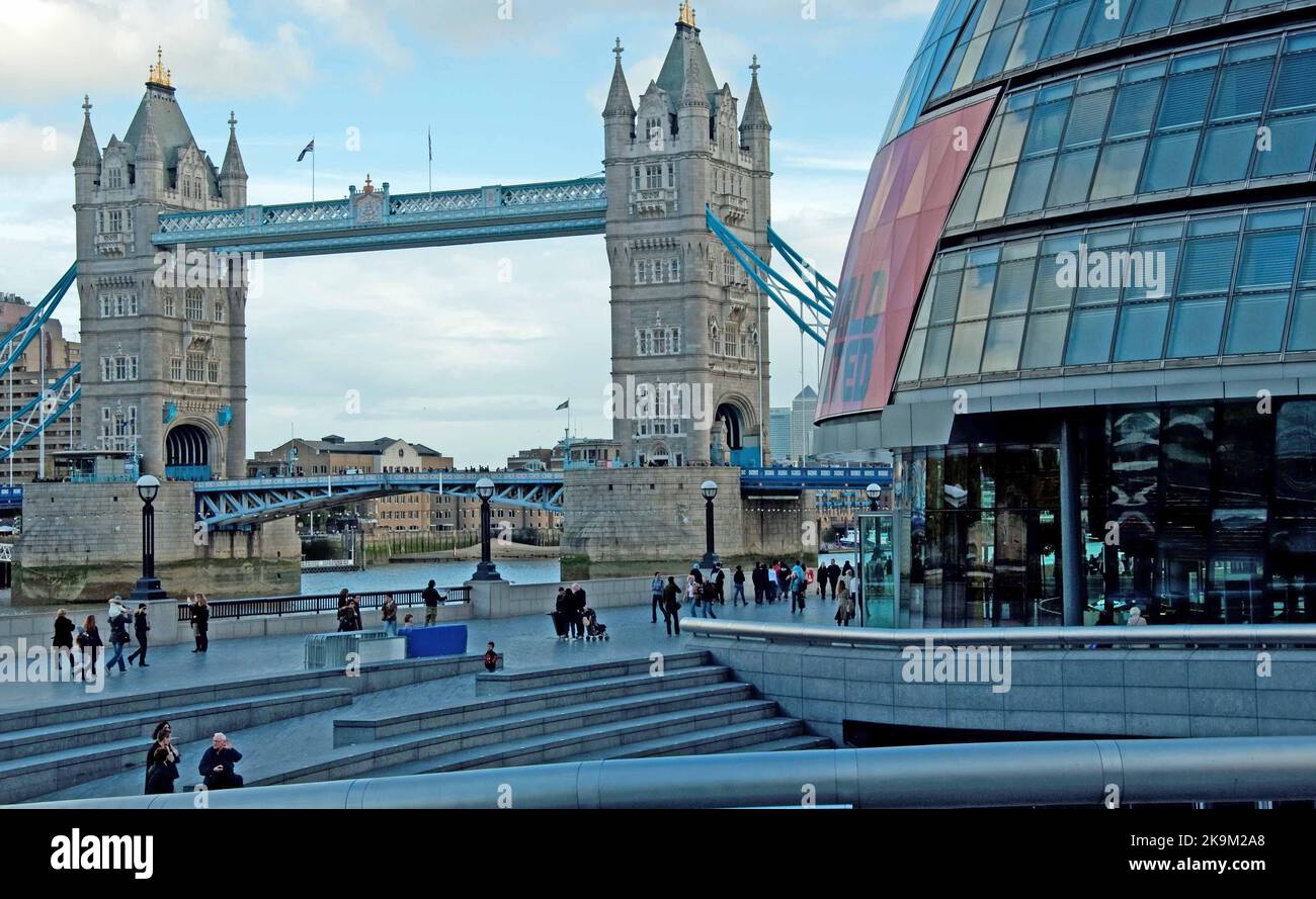 Tower Bridge et bâtiments gouvernementaux modernes ; Londres, Royaume-Uni Banque D'Images