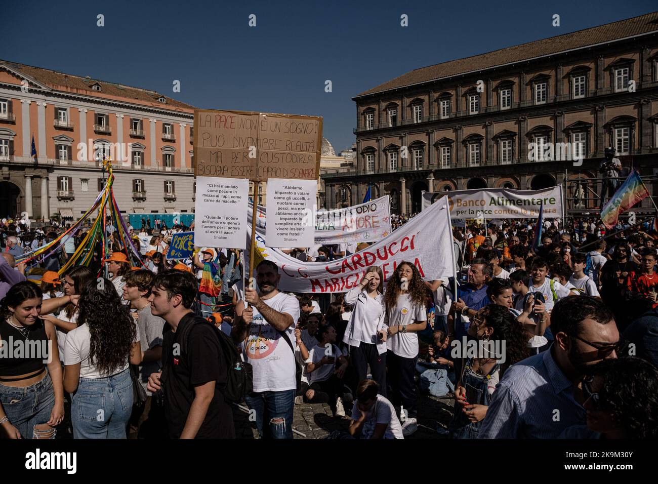 Naples, Italie. 28th octobre 2022. La manifestation pour la paix, «cessez-le-feu» (Cessate il fuoco), à Naples, organisée par le Gouverneur de la région Vincenzo de Luca et qui a vu la participation de milliers d'étudiants de toute la Campanie, des institutions, des organisations et des associations. La place a réitéré son appel à la fin immédiate du conflit ukrainien. (Photo de Michele Amoruso/Pacific Press) Credit: Pacific Press Media production Corp./Alay Live News Banque D'Images