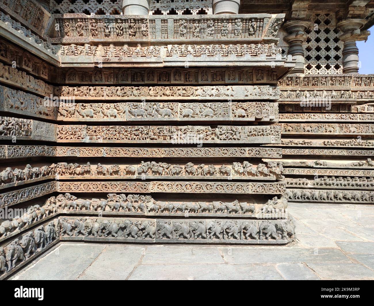 Frises d'animaux, scènes d'épisodes mythologiques à la base du temple, temple Hoysaleshwara, Halebidu, Karnataka Banque D'Images