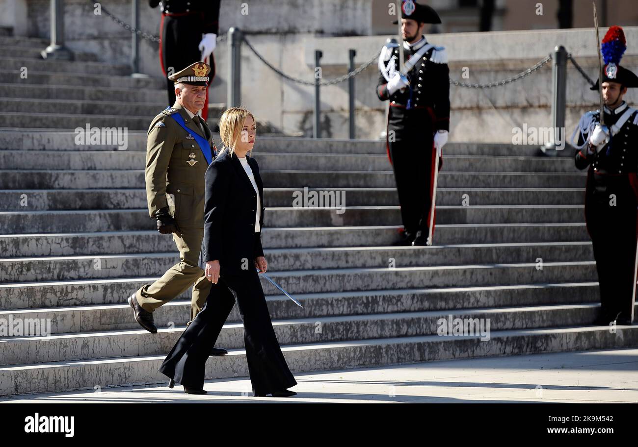 Rome, Italie. 29th octobre 2022. Rome 29/10/2022 le Premier ministre Giorgia Meloni place une couronne de fleurs en hommage au Soldat inconnu à l'Altare della Patria usage éditorial seulement crédit: Agence de photo indépendante/Alamy Live News Banque D'Images