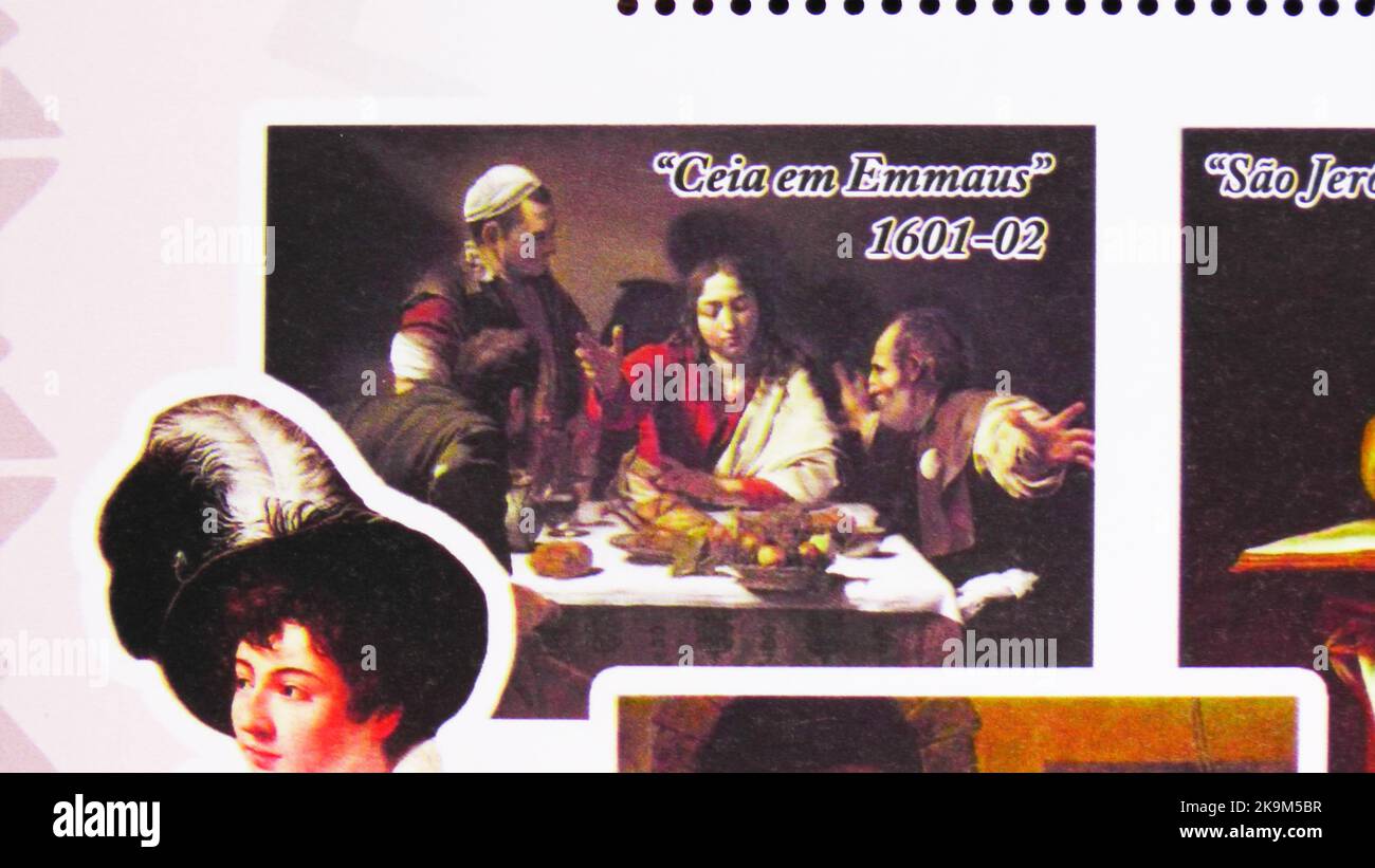 MOSCOU, RUSSIE - 17 JUIN 2022 : timbre-poste imprimé au Mozambique montre Caravaggio, dîner à Emmaüs, série des arts, vers 2010 Banque D'Images