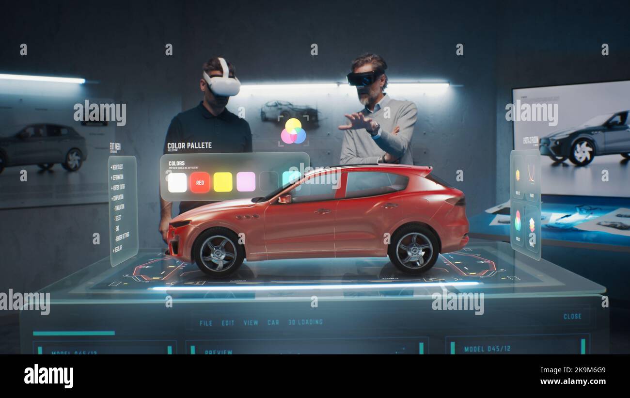 Deux ingénieurs de développement choisissent une couleur pour un futur prototype de voiture électrique durable respectueux de l'environnement. À l'aide d'un casque de réalité virtuelle et d'un hologramme. Technologie de pointe. Développeurs de conception automobile. Banque D'Images