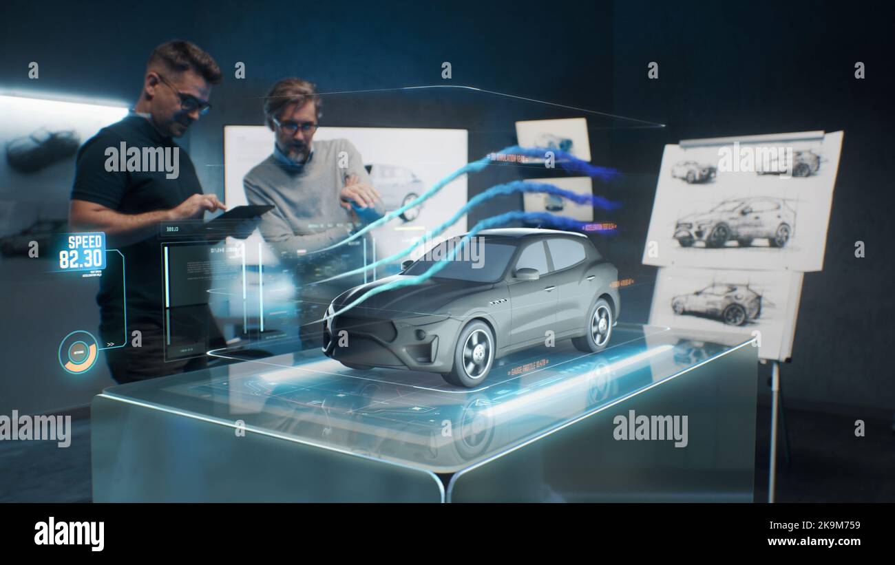 Les ingénieurs concepteurs automobiles utilisent l'application holographique dans une tablette numérique. Développer une voiture électrique moderne et innovante, de pointe et écologique, conforme aux normes de développement durable. Ils testent les qualités aérodynamiques Banque D'Images