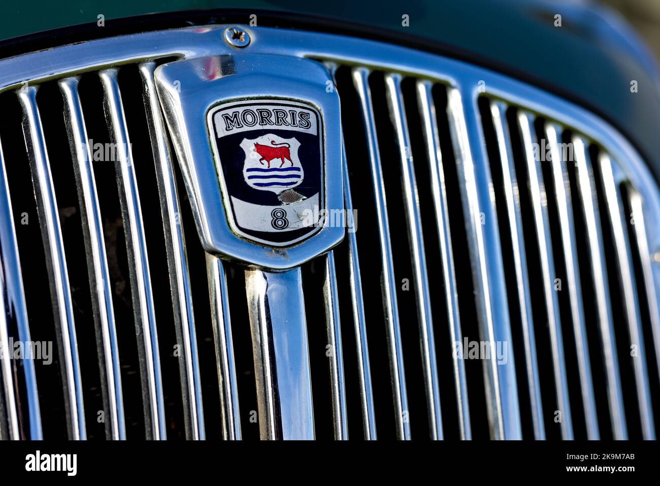 1939 badge Morris Eight Series E, en exposition au salon de l'aéronautique du jour de la course tenu à Shuttleworth le 2nd octobre 2022 Banque D'Images