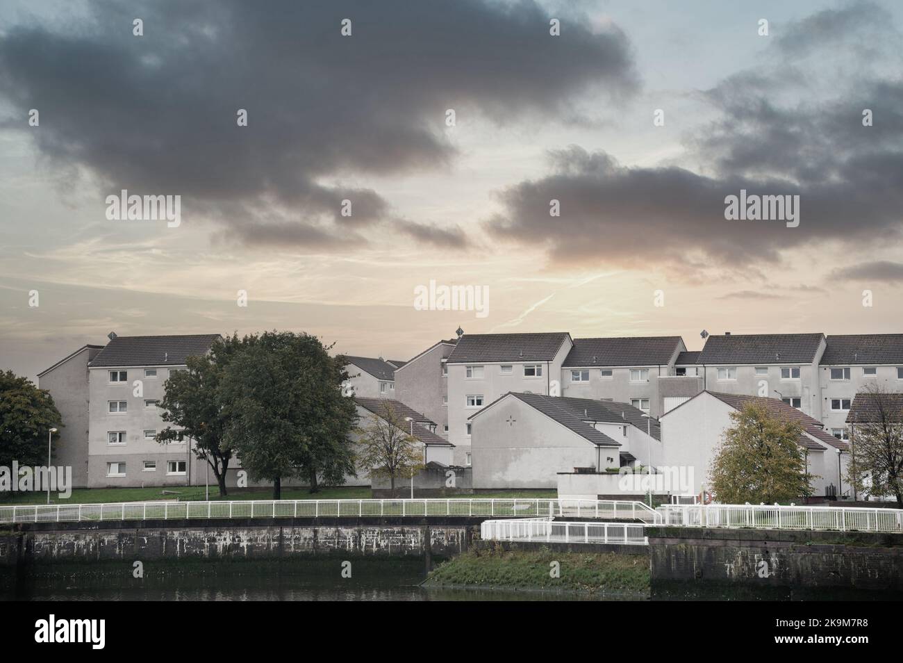 Les appartements du conseil dans les logements pauvres avec de nombreuses questions de protection sociale à Linwood Banque D'Images