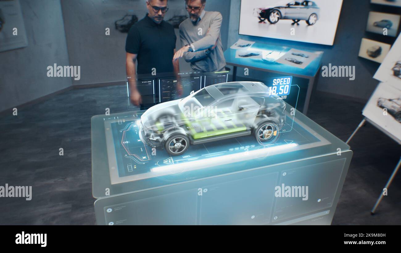 Deux ingénieurs de développement. Tester les performances de vitesse d'une voiture électrique écologique de pointe avec des normes durables à l'aide d'un bureau de réalité augmentée holographique avancé. Banque D'Images
