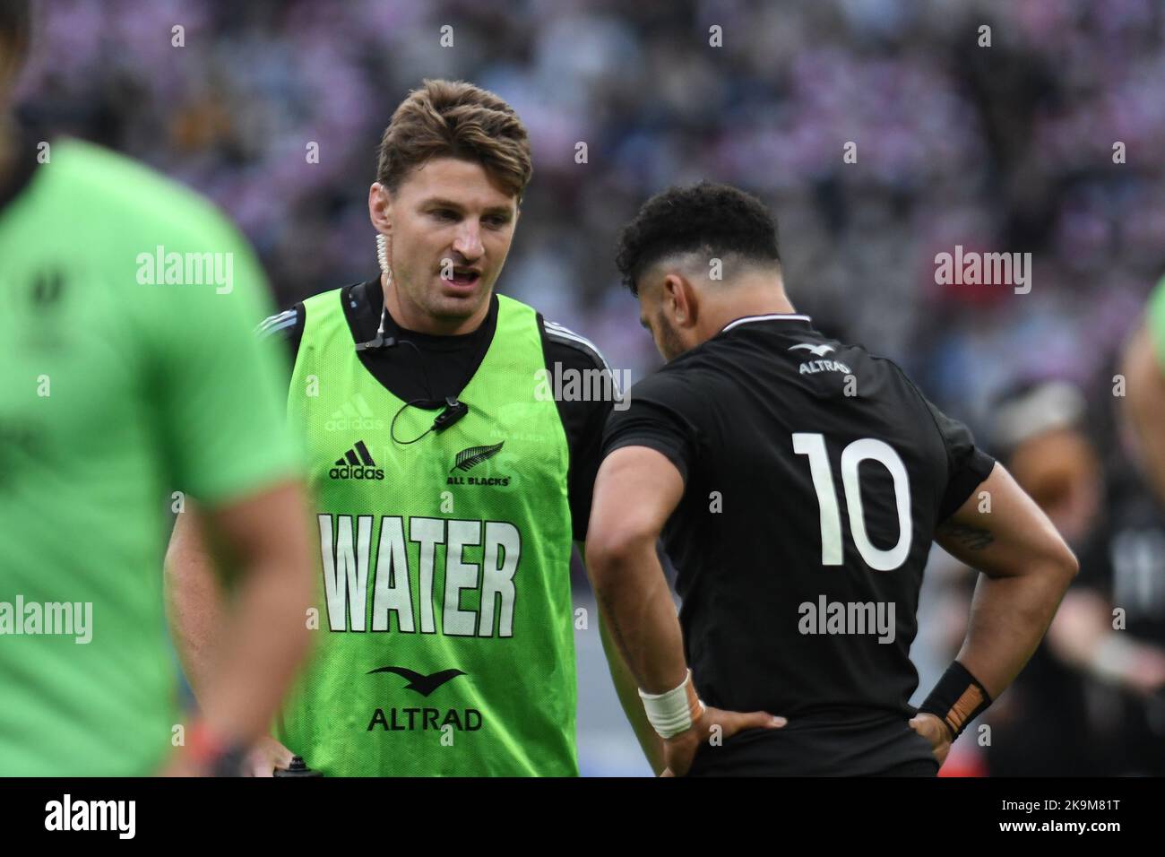 Richie Mo'unga de Nouvelle-Zélande s'entretient avec Beauden Barrett lors du match de rugby entre le Japon et la Nouvelle-Zélande au stade national de Tokyo, au Japon, sur 29 octobre 2022. Credit: Tadashi Miyamoto/AFLO/Alamy Live News Banque D'Images