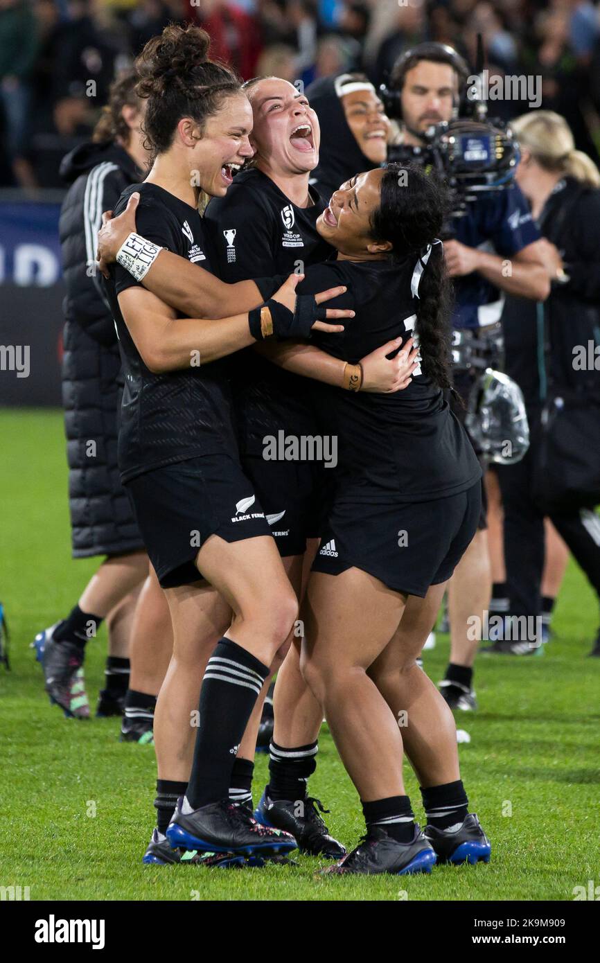 Ruby Tui, Renee Holmes et Ayesha Leti-l'iga en Nouvelle-Zélande célèbrent  la victoire après le match de quart de finale de la coupe du monde de rugby  pour femmes au Northland Events Center