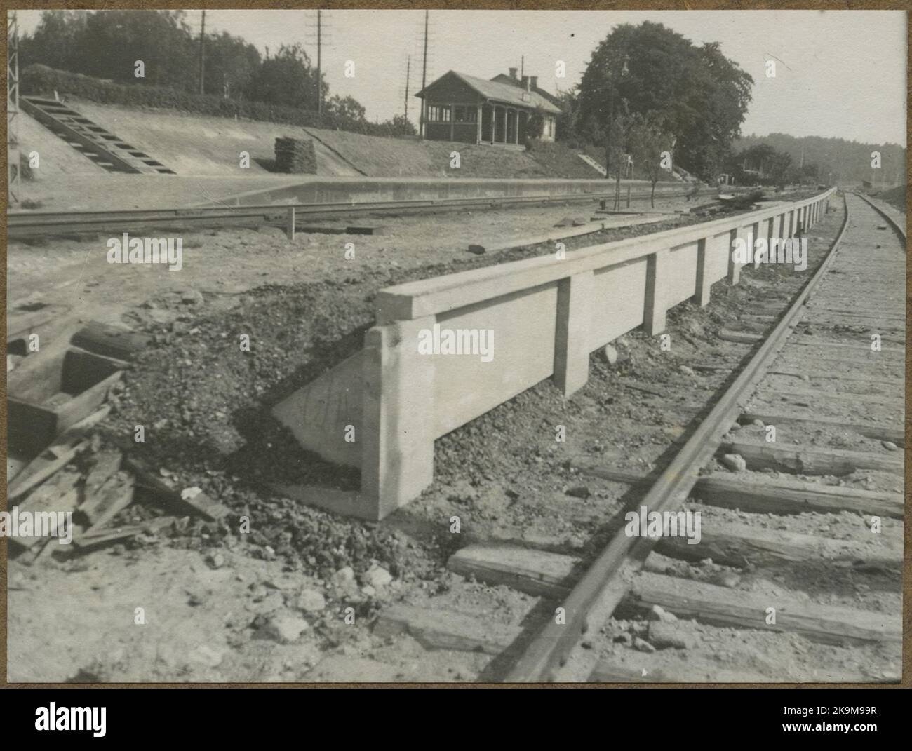 Bâtiment à deux voies entre Alingsås - Olskroken. Bords de plate-forme élevés dans le nouveau modèle. Banque D'Images
