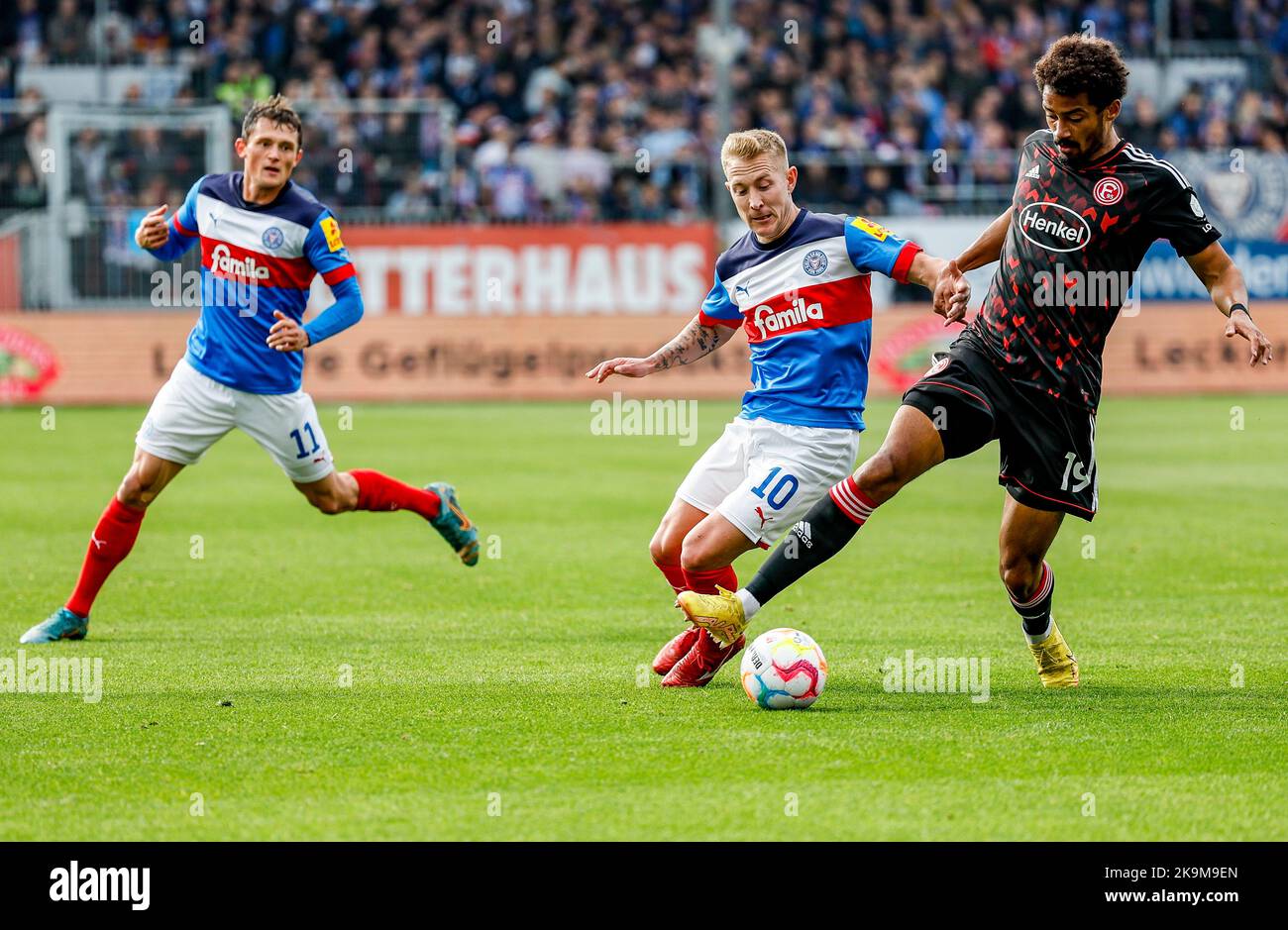 Kiel, Allemagne. 29th octobre 2022. Football: 2nd Bundesliga, Holstein Kiel - Fortuna Düsseldorf, Matchday 14, stade Holstein. Fabian Reese (l-r) de Kiel, Lewis Holtby de Kiel et Emmanuel Iyoha de Düsseldorf se battent pour le ballon. Crédit : Axel Heimken/dpa - REMARQUE IMPORTANTE : Conformément aux exigences de la DFL Deutsche Fußball Liga et de la DFB Deutscher Fußball-Bund, il est interdit d'utiliser ou d'avoir utilisé des photos prises dans le stade et/ou du match sous forme de séquences et/ou de séries de photos de type vidéo./dpa/Alay Live News Banque D'Images