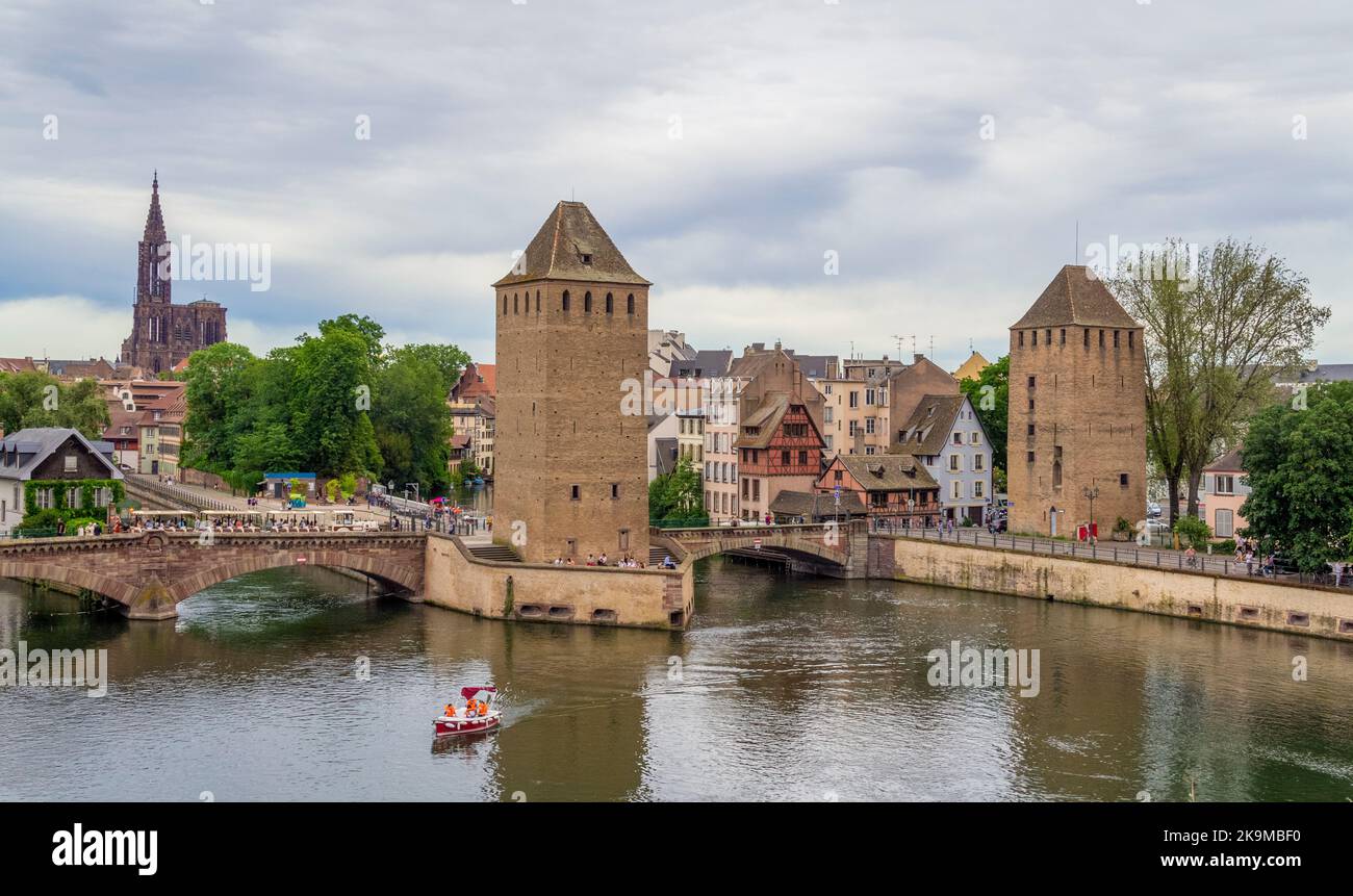 Paysage au bord de l'eau autour des ponts-Couverts à Strasbourg, une ville de la région Alsace en France Banque D'Images