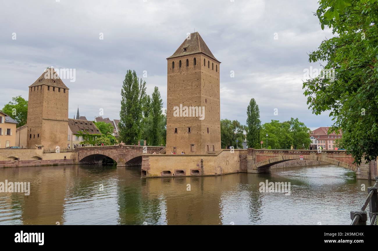 Paysage au bord de l'eau autour des ponts-Couverts à Strasbourg, une ville de la région Alsace en France Banque D'Images