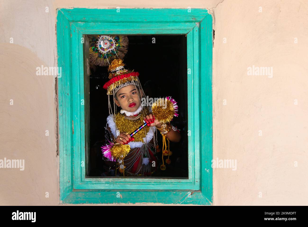 Un groupe d'enfants du Manipuri, vêtus du nom de « Seigneur Krishna », un dieu hindou, a participé à une danse traditionnelle dans le cadre du festival coloré « Raas Leela » Banque D'Images