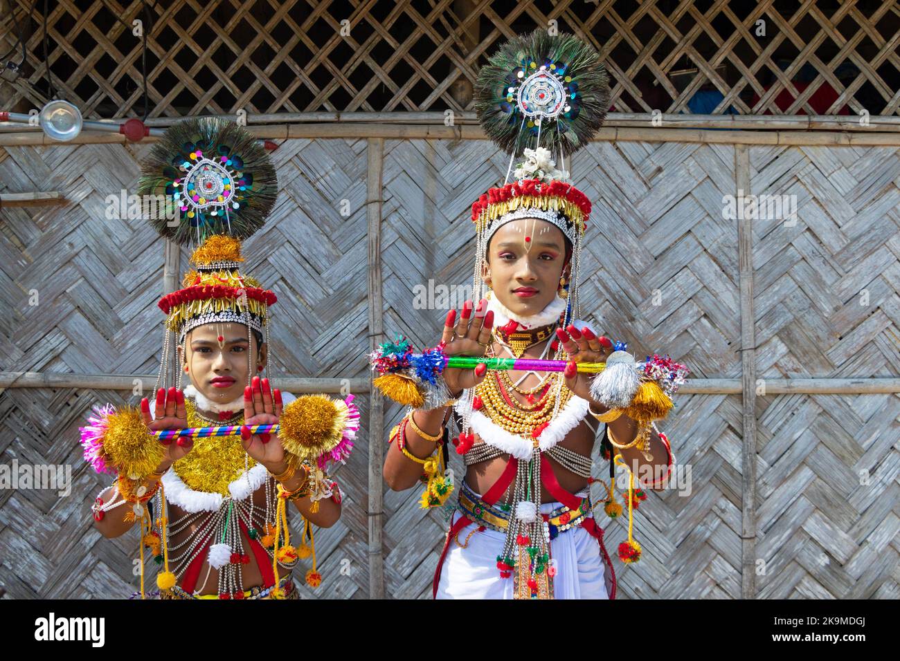 Un groupe d'enfants du Manipuri, vêtus du nom de « Seigneur Krishna », un dieu hindou, a participé à une danse traditionnelle dans le cadre du festival coloré « Raas Leela » Banque D'Images