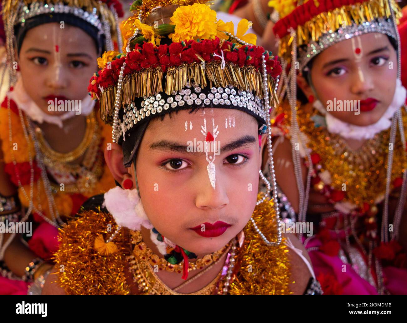 Un groupe d'enfants du Manipuri, vêtus du nom de « Seigneur Krishna », un dieu hindou, a participé à une danse traditionnelle dans le cadre du festival coloré « Raas Leela » Banque D'Images