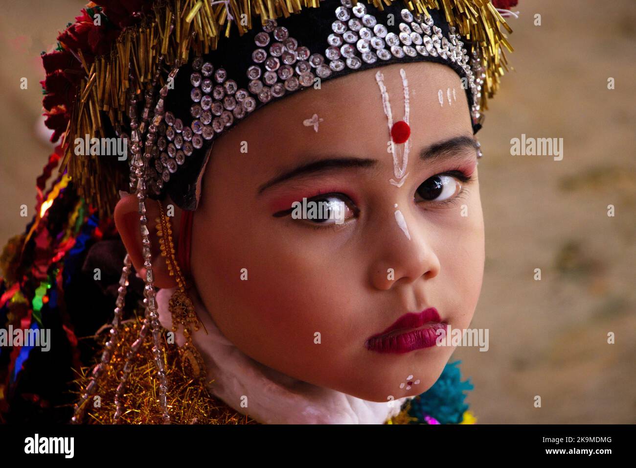 Un groupe d'enfants du Manipuri, vêtus du nom de « Seigneur Krishna », un dieu hindou, a participé à une danse traditionnelle dans le cadre du festival coloré « Raas Leela » Banque D'Images