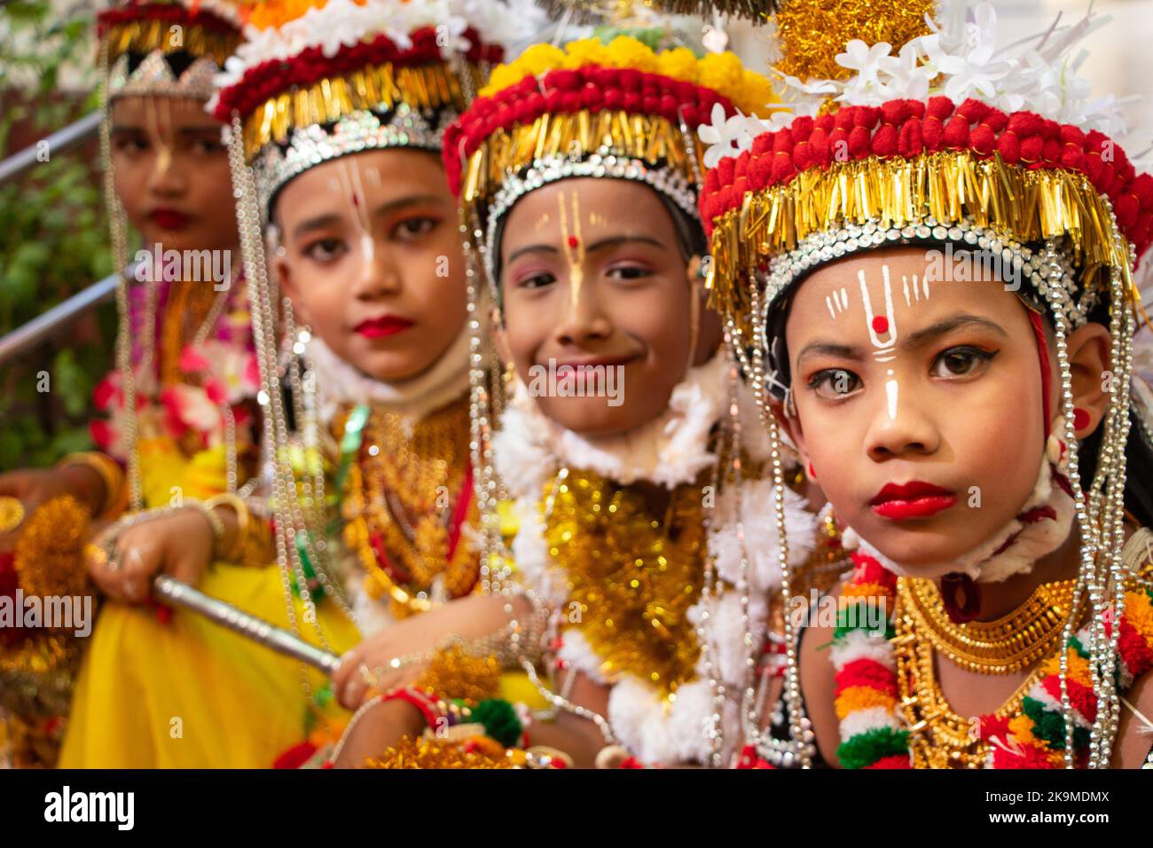 Un groupe d'enfants du Manipuri, vêtus du nom de « Seigneur Krishna », un dieu hindou, a participé à une danse traditionnelle dans le cadre du festival coloré « Raas Leela » Banque D'Images