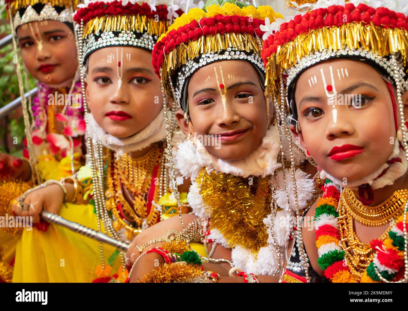Un groupe d'enfants du Manipuri, vêtus du nom de « Seigneur Krishna », un dieu hindou, a participé à une danse traditionnelle dans le cadre du festival coloré « Raas Leela » Banque D'Images