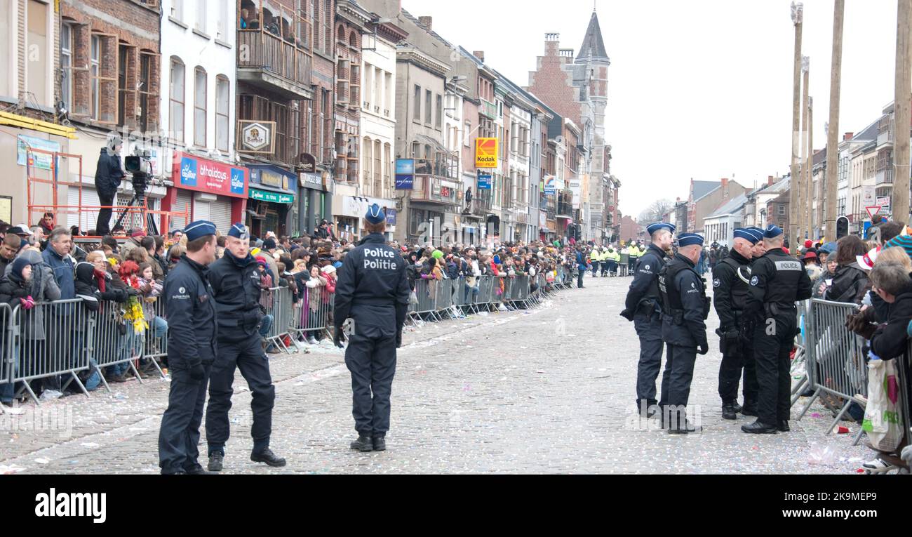 La police et la foule attendent la procession du Carnaval de Gilles, Binche, Belgique Banque D'Images