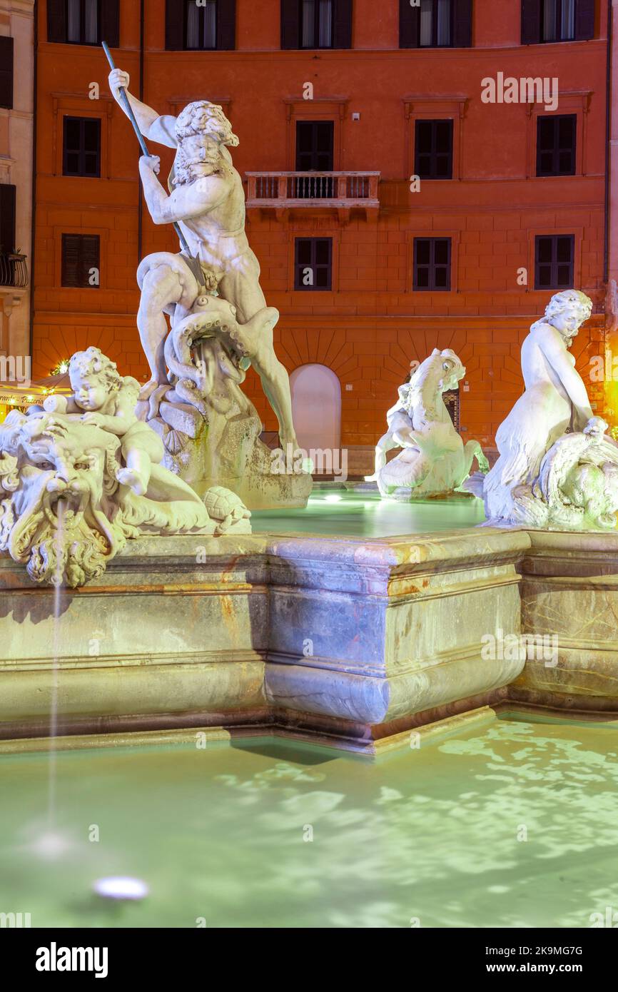 Fontaine de Neptune à la Piazza Navona, Rome, Italie. Le dieu grec Neptune lutte avec un poulpe, encadré par d'autres sculptures mythologiques. Banque D'Images