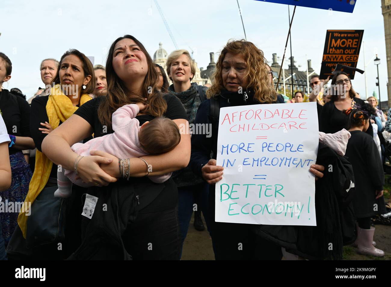 Trafalgar Square, Londres, Royaume-Uni. 29th octobre 2022. La Marche des momies est une protestation pour exiger une meilleure garde d'enfants, un congé parental et des politiques de travail flexibles pour les familles. Les femmes ont le droit de protester et d'exiger que notre gouvernement entende notre voix. Crédit : voir Li/Picture Capital/Alamy Live News Banque D'Images