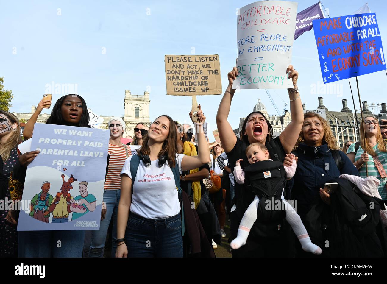 Trafalgar Square, Londres, Royaume-Uni. 29th octobre 2022. La Marche des momies est une protestation pour exiger une meilleure garde d'enfants, un congé parental et des politiques de travail flexibles pour les familles. Les femmes ont le droit de protester et d'exiger que notre gouvernement entende notre voix. Crédit : voir Li/Picture Capital/Alamy Live News Banque D'Images