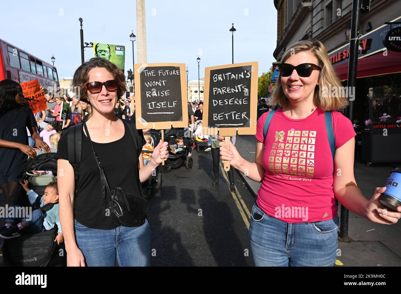 Trafalgar Square, Londres, Royaume-Uni. 29th octobre 2022. La Marche des momies est une protestation pour exiger une meilleure garde d'enfants, un congé parental et des politiques de travail flexibles pour les familles. Les femmes ont le droit de protester et d'exiger que notre gouvernement entende notre voix. Crédit : voir Li/Picture Capital/Alamy Live News Banque D'Images