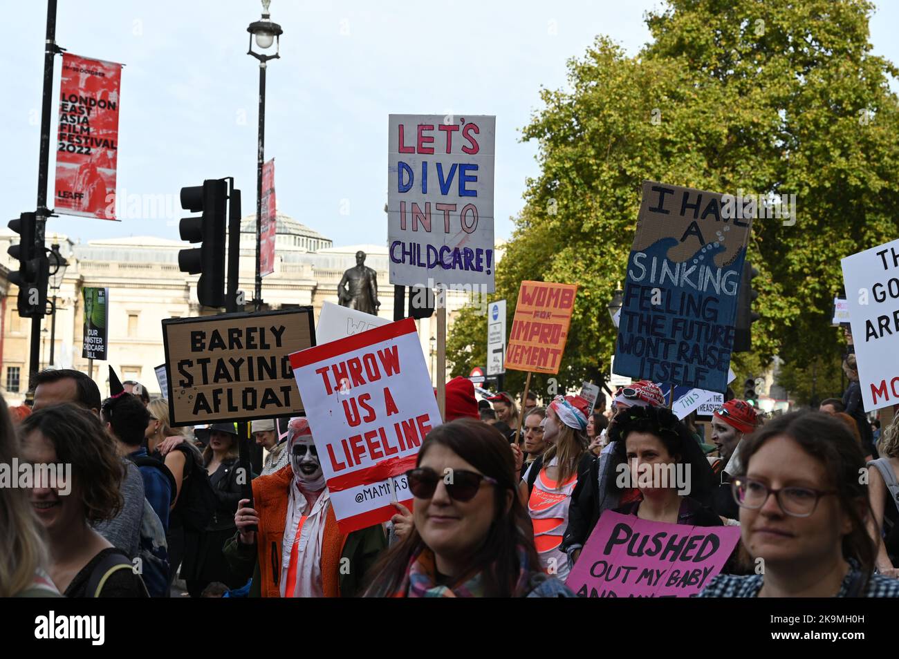 Trafalgar Square, Londres, Royaume-Uni. 29th octobre 2022. La Marche des momies est une protestation pour exiger une meilleure garde d'enfants, un congé parental et des politiques de travail flexibles pour les familles. Les femmes ont le droit de protester et d'exiger que notre gouvernement entende notre voix. Crédit : voir Li/Picture Capital/Alamy Live News Banque D'Images