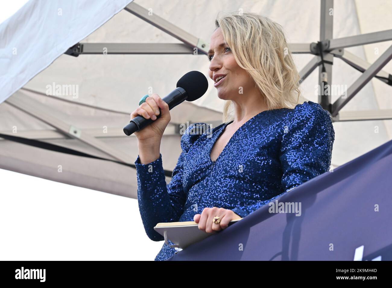 Trafalgar Square, Londres, Royaume-Uni. 29th octobre 2022. Le président Kate Quilton, à la Marche des momies, est une protestation visant à exiger de meilleurs services de garde d'enfants, des congés parentaux et des politiques de travail flexibles pour les familles. Les femmes ont le droit de protester et d'exiger que notre gouvernement entende notre voix. Crédit : voir Li/Picture Capital/Alamy Live News Banque D'Images