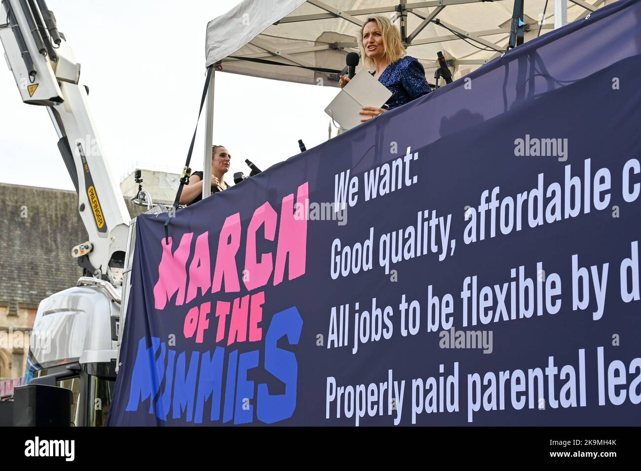 Trafalgar Square, Londres, Royaume-Uni. 29th octobre 2022. Le président Kate Quilton, à la Marche des momies, est une protestation visant à exiger de meilleurs services de garde d'enfants, des congés parentaux et des politiques de travail flexibles pour les familles. Les femmes ont le droit de protester et d'exiger que notre gouvernement entende notre voix. Crédit : voir Li/Picture Capital/Alamy Live News Banque D'Images