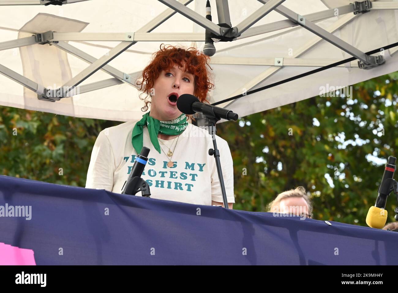 Parliament Square, Londres, Royaume-Uni. 29th octobre 2022. Le Président Bronagh Waugh est une actrice d'Irlande du Nord à la Marche des momies est une protestation pour exiger de meilleurs services de garde d'enfants, congé parental et des politiques de travail flexibles pour les familles. Les femmes ont le droit de protester et d'exiger que notre gouvernement entende notre voix. Crédit : voir Li/Picture Capital/Alamy Live News Banque D'Images