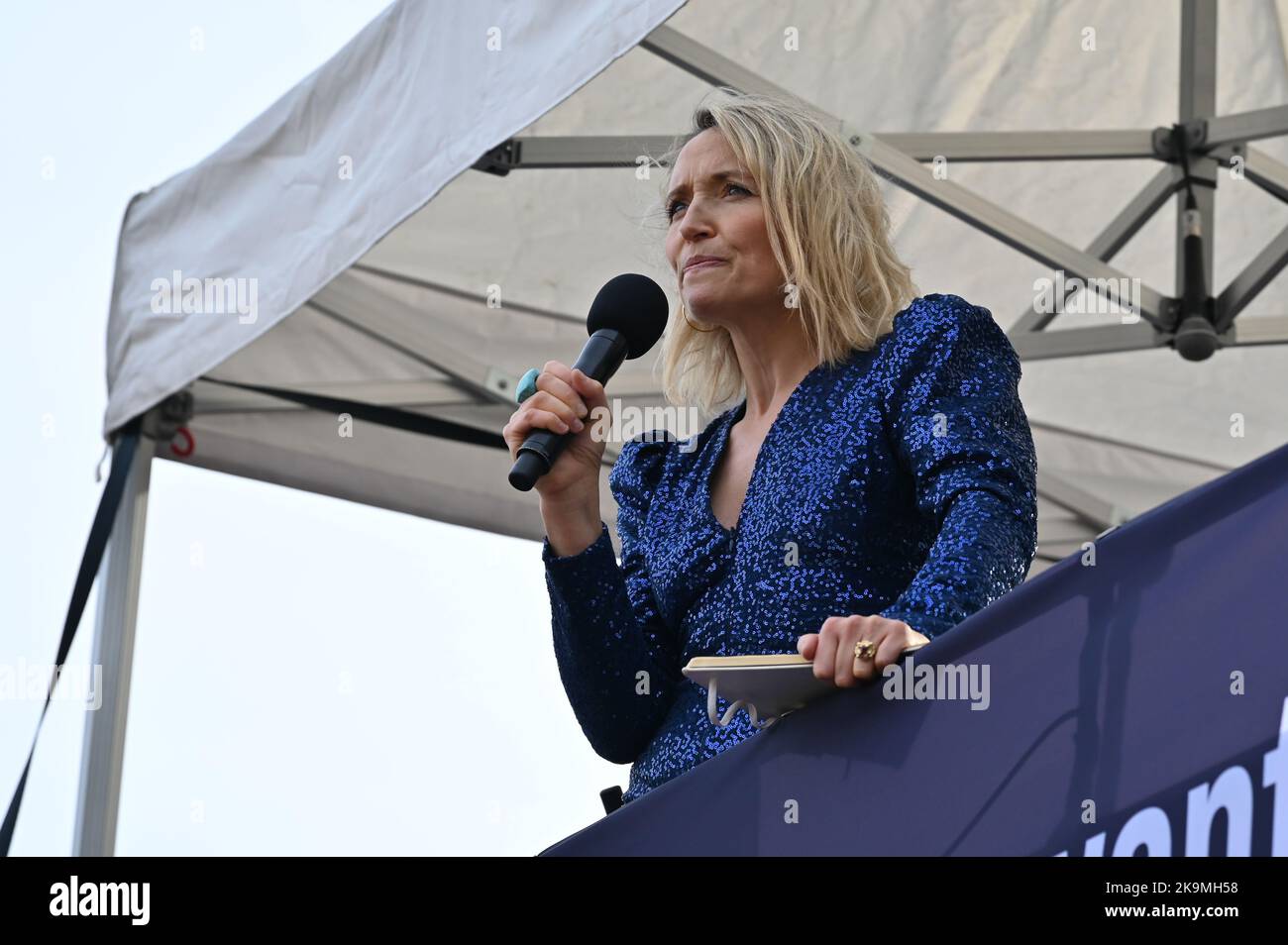 Trafalgar Square, Londres, Royaume-Uni. 29th octobre 2022. Le président Kate Quilton, à la Marche des momies, est une protestation visant à exiger de meilleurs services de garde d'enfants, des congés parentaux et des politiques de travail flexibles pour les familles. Les femmes ont le droit de protester et d'exiger que notre gouvernement entende notre voix. Crédit : voir Li/Picture Capital/Alamy Live News Banque D'Images