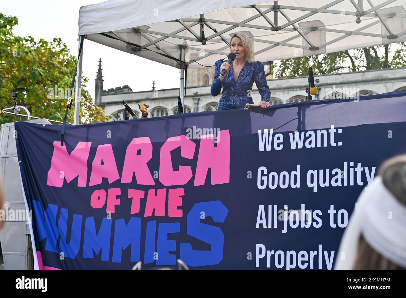 Trafalgar Square, Londres, Royaume-Uni. 29th octobre 2022. Le président Kate Quilton, à la Marche des momies, est une protestation visant à exiger de meilleurs services de garde d'enfants, des congés parentaux et des politiques de travail flexibles pour les familles. Les femmes ont le droit de protester et d'exiger que notre gouvernement entende notre voix. Crédit : voir Li/Picture Capital/Alamy Live News Banque D'Images