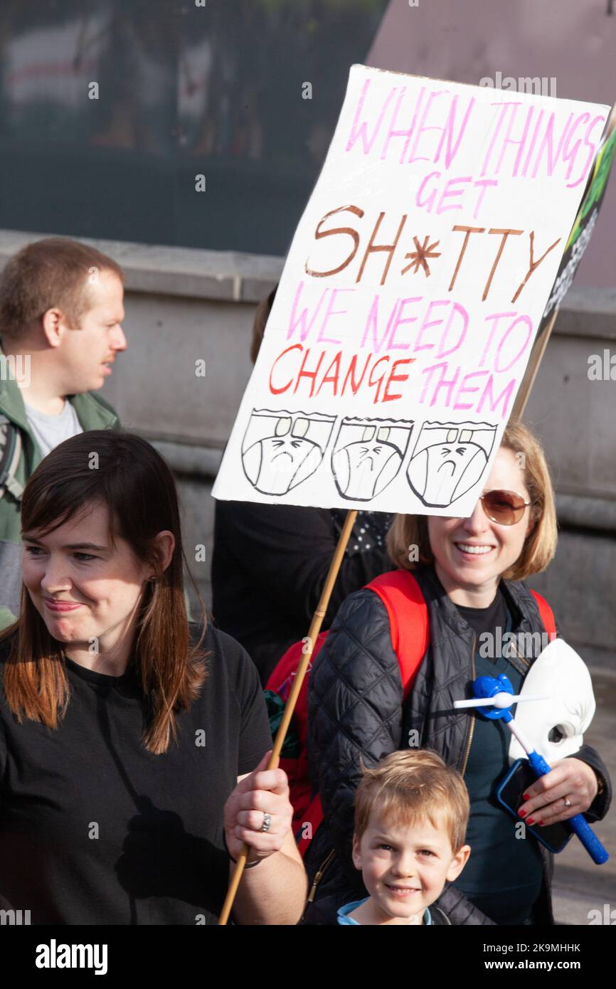 Londres, Royaume-Uni, 29 octobre 2022 : les manifestants du mois de mars des momies appellent à la garde d'enfants universelle abordable. Des milliers de parents, d'enfants et de grands-parents, dont beaucoup sont vêtus de costumes d'Halloween, ont défilé à Londres et dans d'autres villes. La marche a été organisée par le groupe de campagne enceinte puis vissé. Anna Watson/Alay Live News Banque D'Images