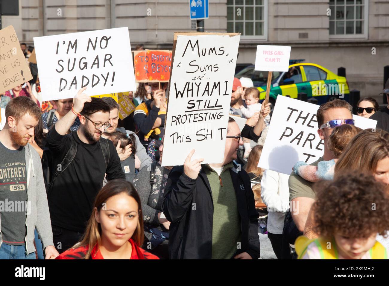 Londres, Royaume-Uni, 29 octobre 2022 : les manifestants du mois de mars des momies appellent à la garde d'enfants universelle abordable. Des milliers de parents, d'enfants et de grands-parents, dont beaucoup sont vêtus de costumes d'Halloween, ont défilé à Londres et dans d'autres villes. La marche a été organisée par le groupe de campagne enceinte puis vissé. Anna Watson/Alay Live News Banque D'Images