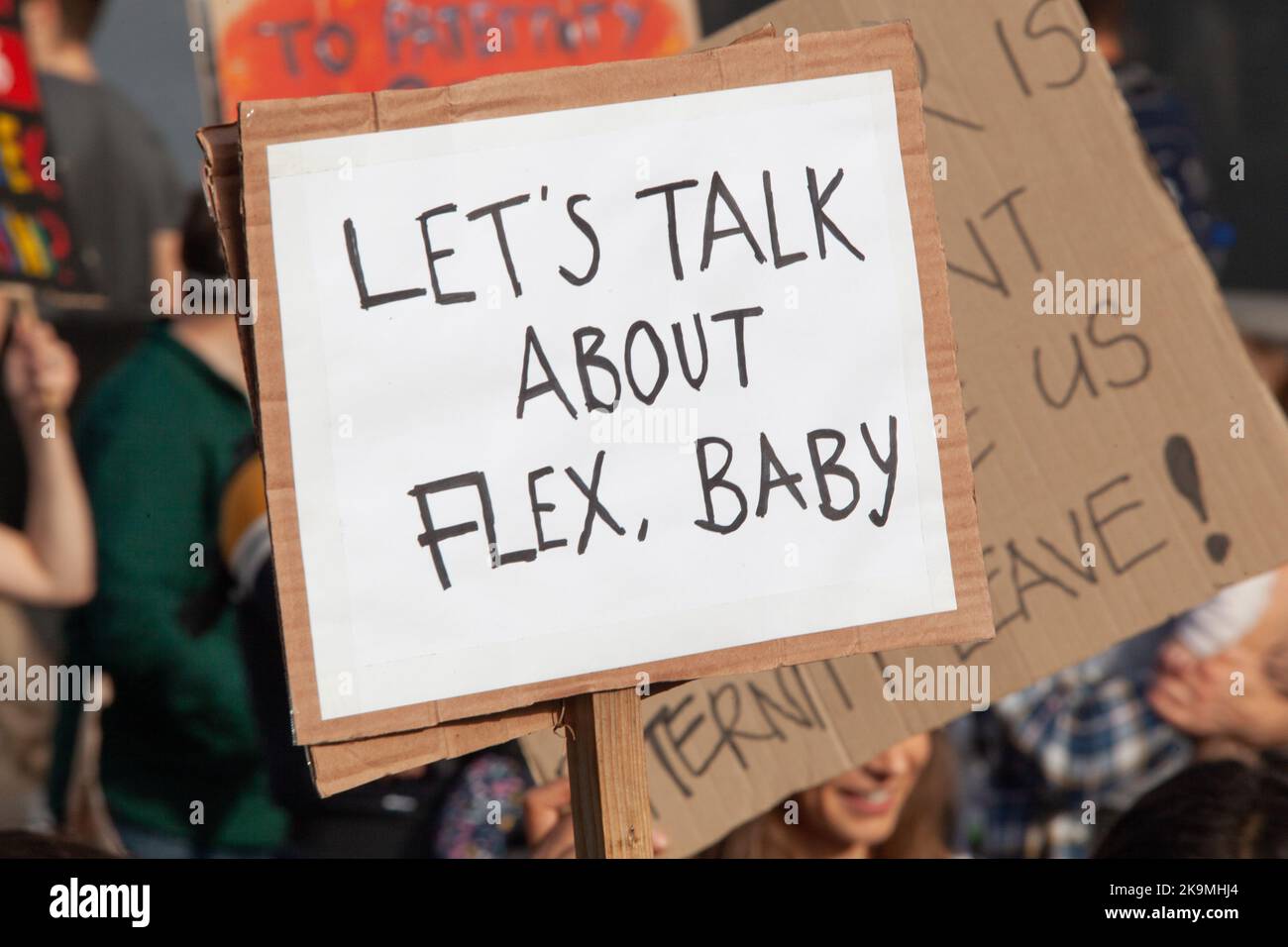 Londres, Royaume-Uni, 29 octobre 2022 : les manifestants du mois de mars des momies appellent à la garde d'enfants universelle abordable. Des milliers de parents, d'enfants et de grands-parents, dont beaucoup sont vêtus de costumes d'Halloween, ont défilé à Londres et dans d'autres villes. La marche a été organisée par le groupe de campagne enceinte puis vissé. Anna Watson/Alay Live News Banque D'Images