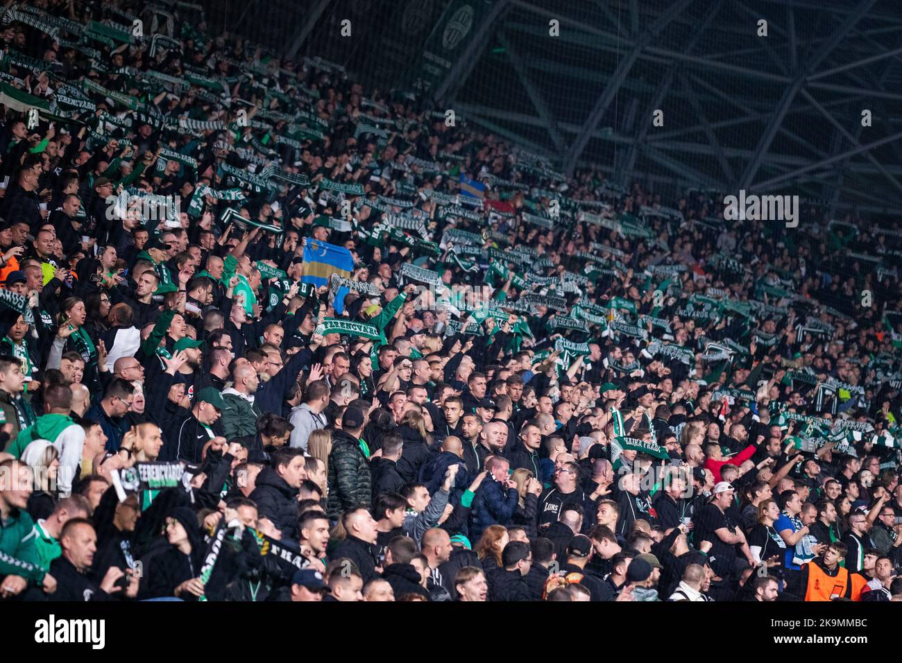 Budapest, Hongrie. 27H, octobre 2022. Les fans de football de Ferencvaros vus sur les tribunes lors du match de l'UEFA Europa League entre Ferencvaros et Monaco au Groupama Arena de Budapest. (Crédit photo: Gonzales photo - Balazs Popal). Banque D'Images