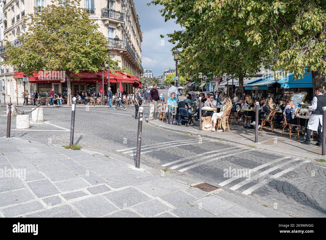 Dîner dans les cafés au croisement Quai de Bourbon et rue Jean de Bellay, Paris, France Banque D'Images